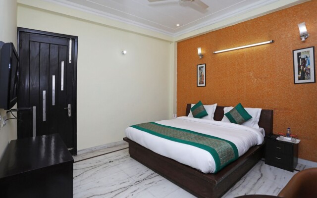 Oyo 11606 Hotel Diplomat Residency