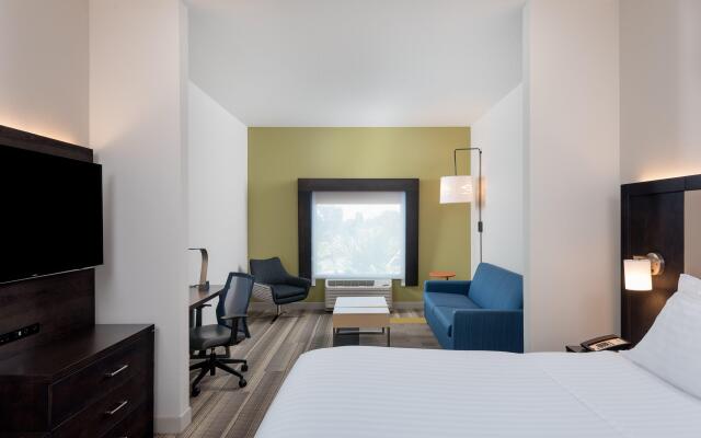 Holiday Inn Express & Suites Lakeland South, an IHG Hotel