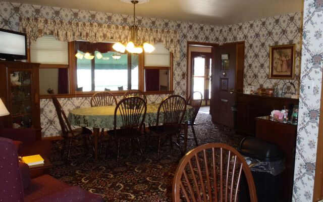 Glass House Inn Erie Near I-90 & I-79