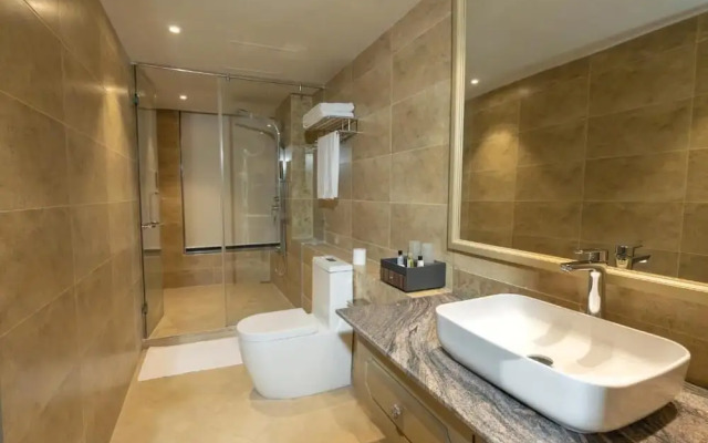 Grandeeza Hotel by Galison