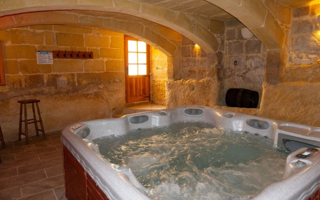 Villeleynah Amazing Gozitan Villa + Pool