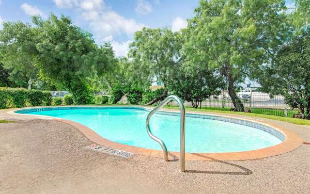 Super 8 by Wyndham San Antonio/Fiesta