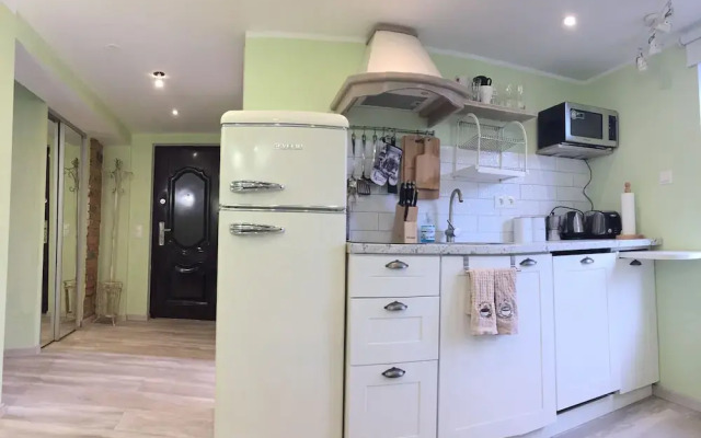 Prime 2Br Apt Next to Train Station