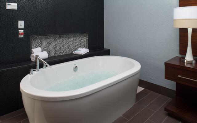 Holiday Inn Express and Suites Kansas City Airport, an IHG Hotel