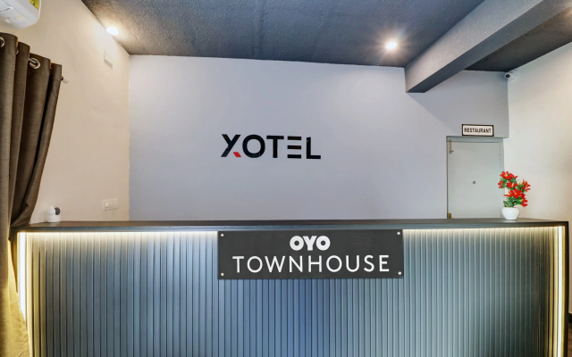 Townhouse Ecity Inn
