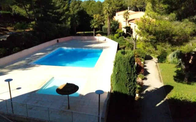 Flat With Swimming Pool Near The Beach