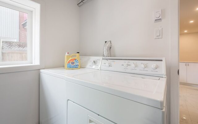 Beautiful Private Bedroom in Mile-End