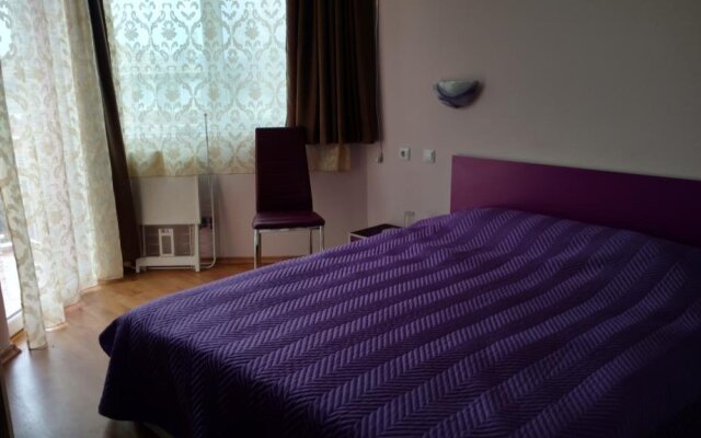 House Rezvaya with rooms for rent