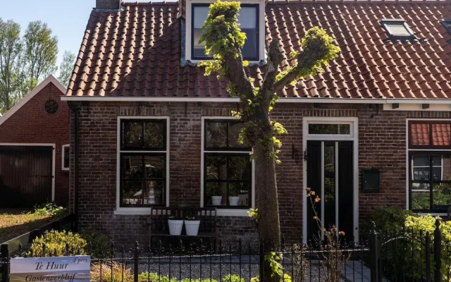 Lush Holday Home With Garden Near sea