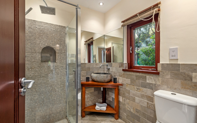 Glendale Cottage - Sea Views, Beach Access, Hot Tub