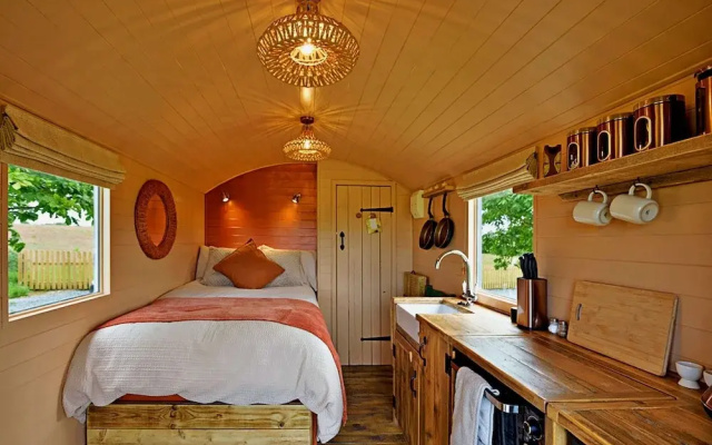 Shepherds Hut in Llyn With Snowdonia Views