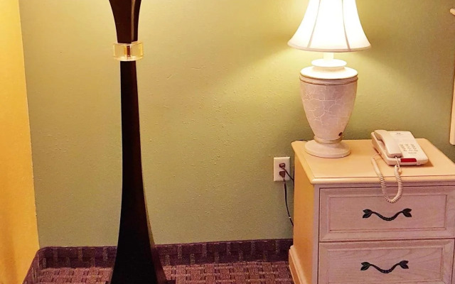 Hilcrest Inn & Suites