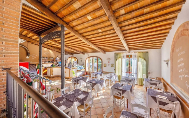 Resort with pool in Riparbella