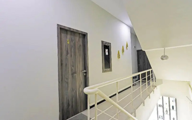 Capital O 91407 Kb Luxury Hostel