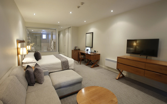 The Rees Hotel, Luxury Apartments & Lakeside Residences