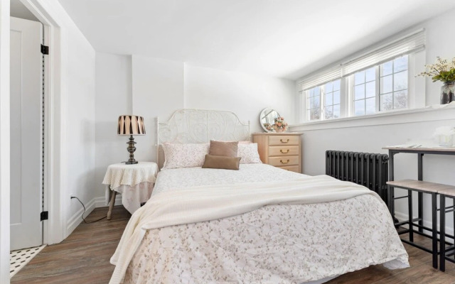 Private Studio Apartment in Burlington - U5