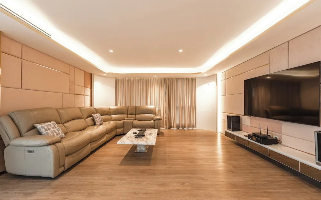 1BR Pool Gym Game Room C220