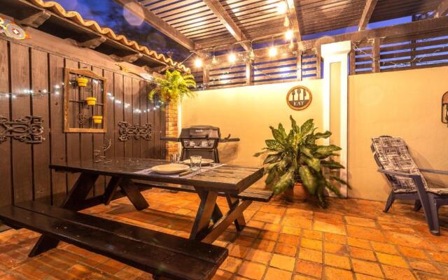 Apartment With Charming Patio+ BBQ Near Beach! Free Util's