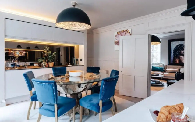 Modern Stylish Central Bath Apartment