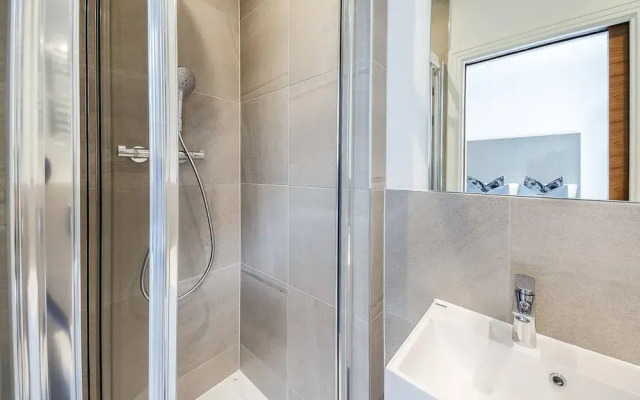 Classy 2 Bedroom Apartment By The Thames