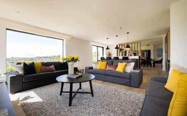 Stunning Home With Garden Panoramic Views
