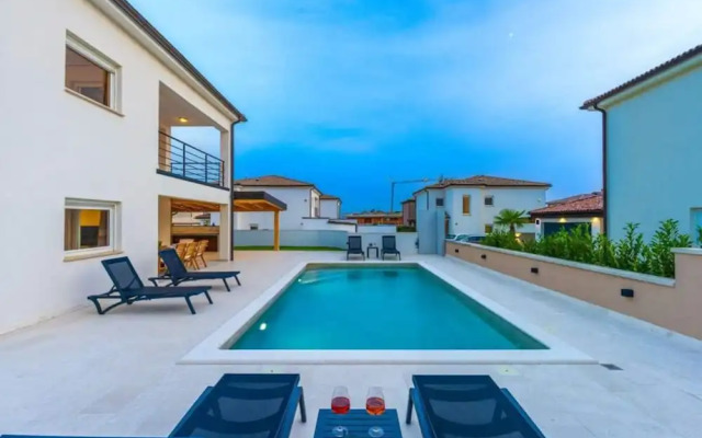 Villa Dvor Comfortable Holiday Residence