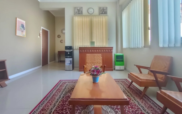 RedDoorz Syariah @ Innap Guest House Alun Alun Sragen – Guest Rooms – Sragen