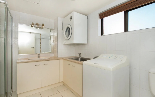 Waterviews,Pool, Wifi its all here !- Welsby Pde, Bongaree