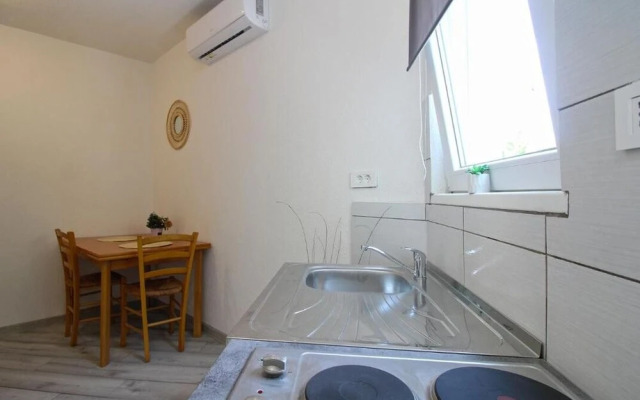 Cozy Apartment With Patio and Parking