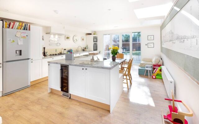 Stunning 4 Bedroom House in West London