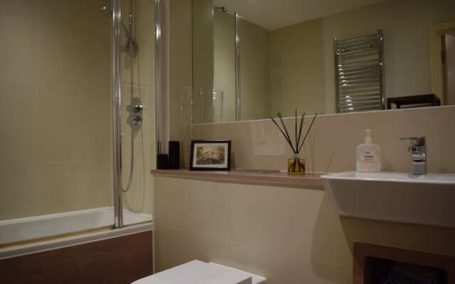 Modern 1 Bedroom Apartment With Balcony