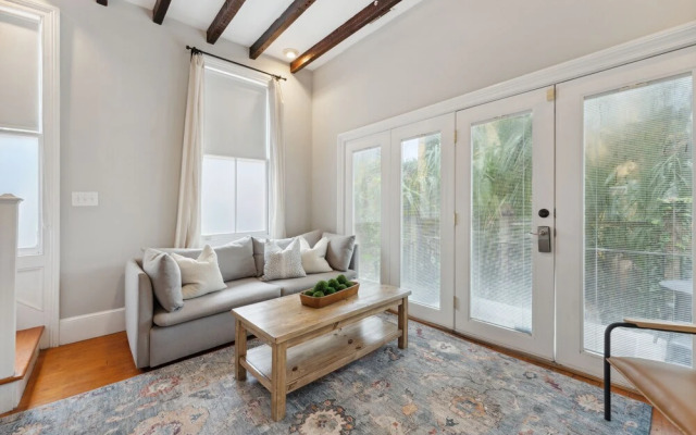 Beautiful Renovated Apartment Near King Street