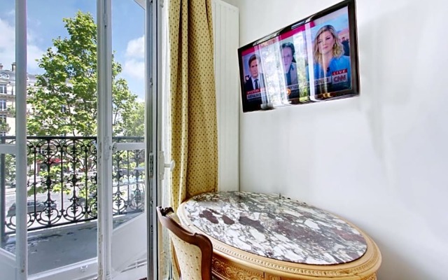 Suite junior avec balcon et vue sur Arc de Triomphe