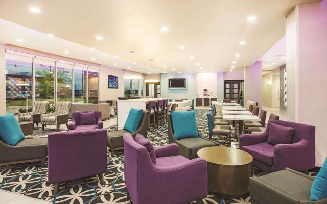 La Quinta Inn & Suites by Wyndham Dallas Plano - The Colony