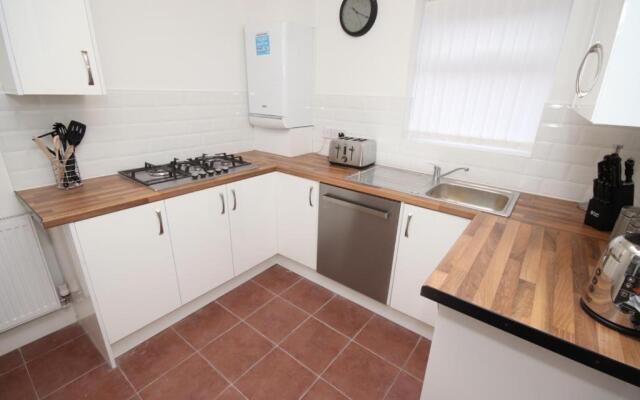 Stylish 7 Bed House, close to City Centre