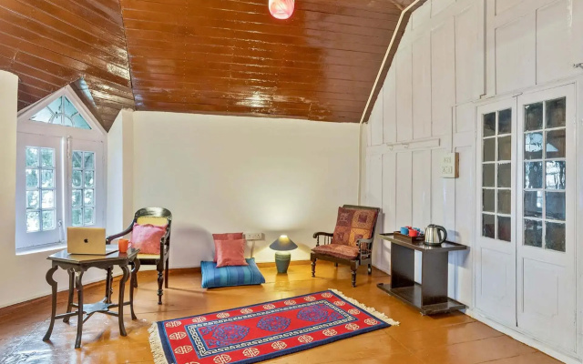 StayVista at 8Oaks - Ancestral Bungalow with massive lawn