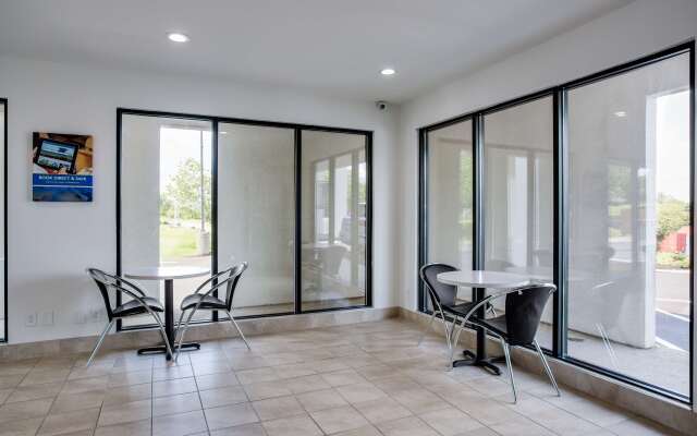 Motel 6 White House, TN