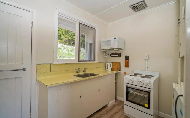 Sun Seeker Bach - Ferry Landing Holiday Home