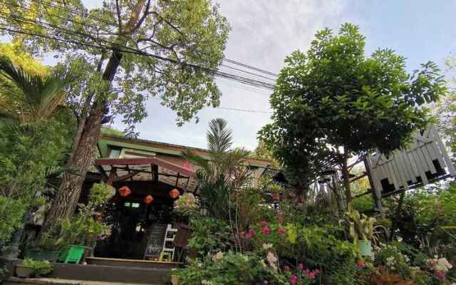 Gardenroom Home Stay And Cafe Suvarnabhumi