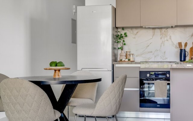 Sanders Triple - Nice 1-bdr Apt With Balcony