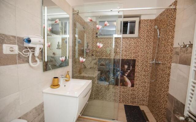 Golden Apartment 1
