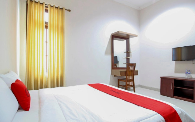 RedDoorz near Hartono Mall 3