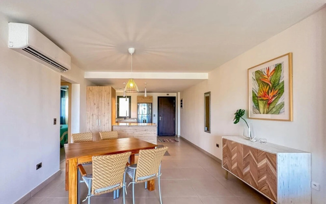 Modern Luxury Condo Close to the Beach