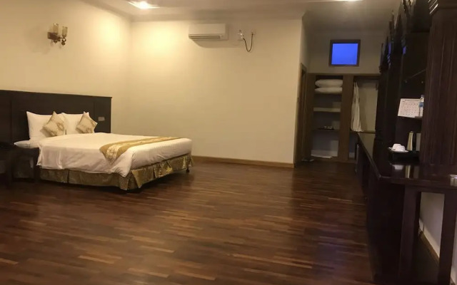 Famous Hotel Bagan 2