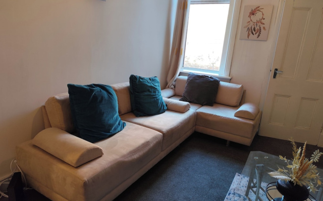 Apt - Sleeps 10 - Parking - Ideal for Contractors
