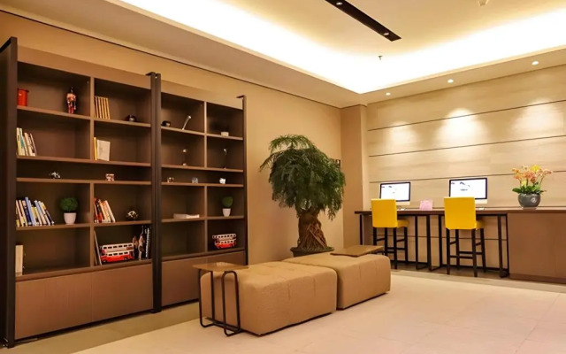 Home Inn Plus (Dalian Development Zone Jinma Road Wanda Plaza)