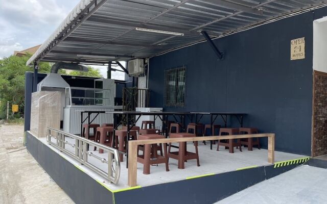 OYO 75577 Palace Hostel