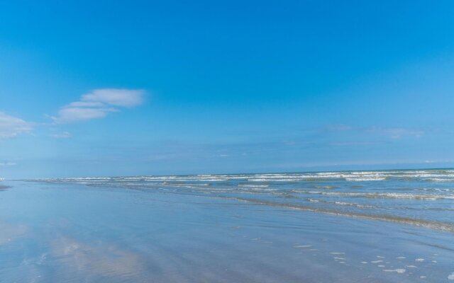 Cute Beach Bungalow Walk to the Beach