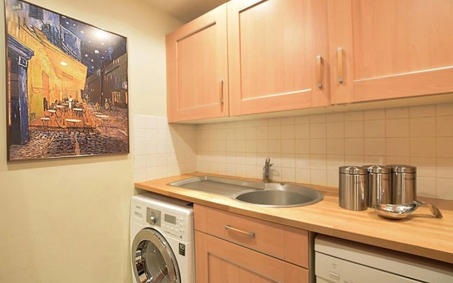 JOIVY Gorgeous Two Bedroom Apartment With Castle Views