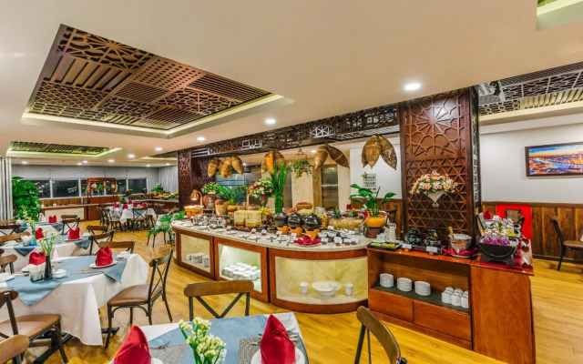 Happy Life Grand Hotel & Sky Bar